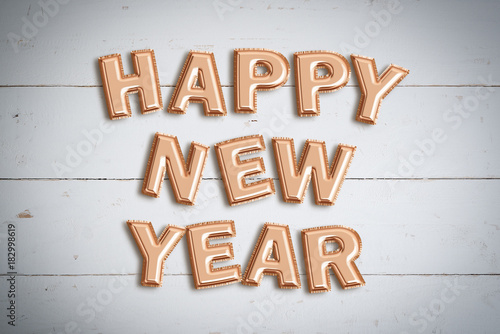 &quot;Luftballons formen den Spruch &quot;Happy New Year&quot; auf Holzuntergrund&quot; Stockfotos und lizenzfreie