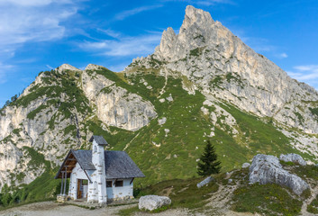 Fototapeta na wymiar small white chapel and surrounding landscape on top of the Falzarego Pass in the Dolomites in Italy