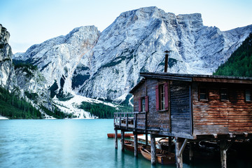 Hütte am Pragser Wildsee in Italien
