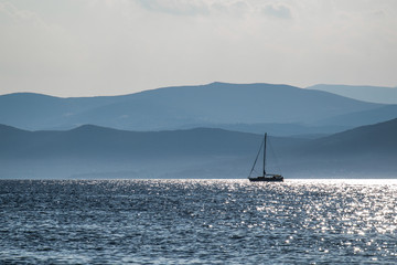 Naklejka premium boat on the sea in the distance