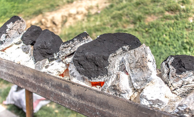 Coal firing in barbecue grill