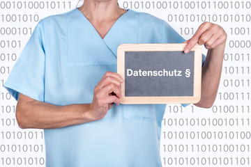 Arzt mit Tafel zum Datenschutz in der Arztpraxis oder Krankenhaus