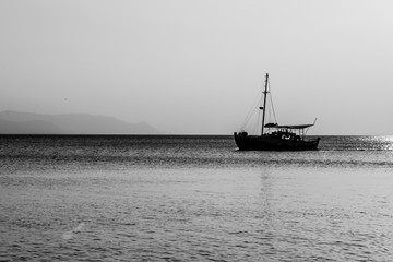 Naklejka premium boat on the sea in the distance 