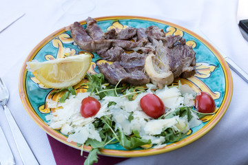 Steak with lemon and rucola