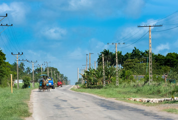 Pferdekutsche auf der Landstrasse nach Santa Clara Cuba - Serie Cuba Reportage