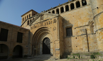 Fototapeta premium Colegiata de Santillana del Mar en Cantabria