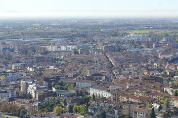 Fototapeta na wymiar Bergamo - panorama sulla città bassa dalla Rocca
