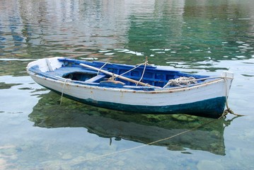 Blaues traditionelles Ruderboot aus Holz im Hafen