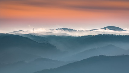Obrazy na Szkle  Krajobraz mglisty wschód słońca ze szczytu Lubań w Gorcach, Polska
