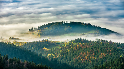 Obrazy na Szkle  Krajobraz mglisty wschód słońca ze szczytu Lubań w Gorcach, Polska