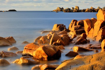 Couleurs du soir sur les rochers dorés de la côte bretonne à Plougrescant