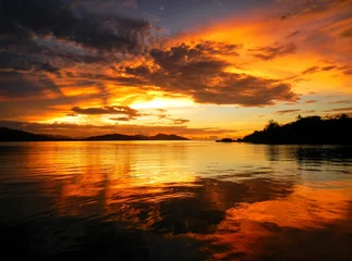 Papier Peint photo Mer / coucher de soleil Colorful sunset at Nananu-i-Ra Island, Fiji