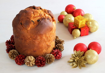 Panettone con decorazioni natalizie
