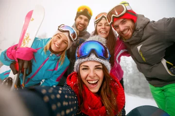 Keuken foto achterwand Wintersport vrienden die selfie maken en plezier hebben op wintervakantie