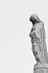 Fototapeta na wymiar Estatua en pena en el Cementerio de la Recoleta