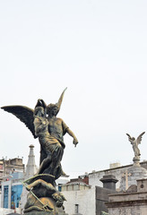 Necroturismo, Estatua del ángel en el Cementerio de la Recoleta