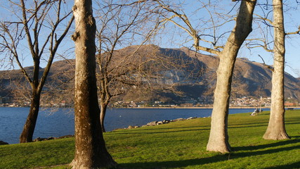 Panorama del lago alpino di Pusiano