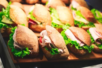  Prachtig ingerichte catering-bankettafel met verschillende hapjes en hapjes met sandwich, op zakelijke kerstverjaardag kinderfeestje of huwelijksfeest © tsuguliev