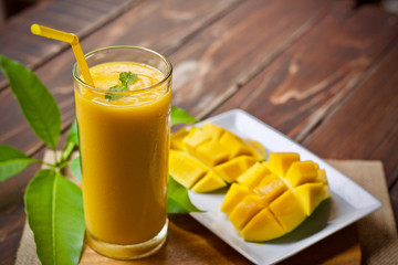 Mango juice smoothie healthy 