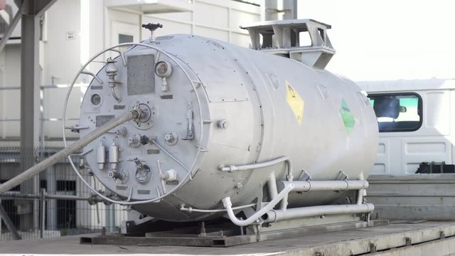 Filling metal tank with liquid oxygen