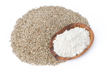 Roggenmehl und Roggenkörner