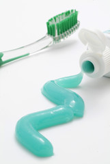 salud bucodental, hilo dental y pasta dentífrica con cepillos de dientes