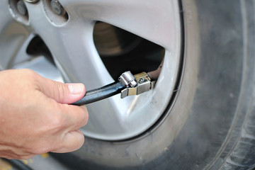 Use handle on inflation To inflate the tire.