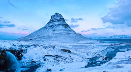 Photo sur Plexiglas Kirkjufell La montagne Kirkjufell en hiver au crépuscule, Snaefellsnes, Islande.