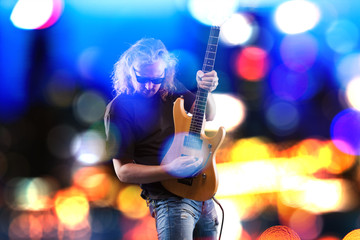 Obraz premium Rock star on the background of spotlights