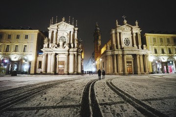Fototapeta na wymiar Torino piazza san carlo con la neve