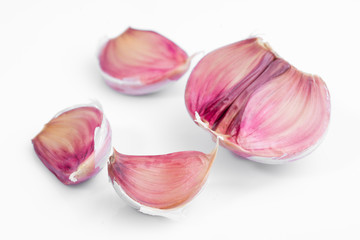 Plakat garlic cloves isolated on white