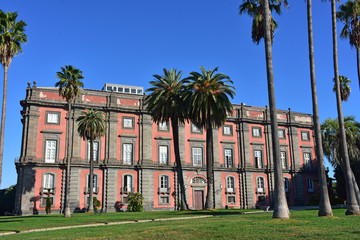 Napoli.  Reggia di Capodimonte, costruita a partire dal 1738 per volere di Re Carlo di Borbone, è un palazzo reale, con annesso un parco. Fu la residenza storica dei Borbone di Napoli. 