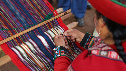 Cosiendo de forma tradicional en Chinchero, Perú
