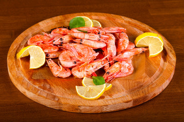 Boiled shrimps with lemon
