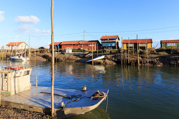 Chenal Ostréicole de La Tremblade avec ces cabanes de couleurs. Les Huitres de Marennes-Oléron