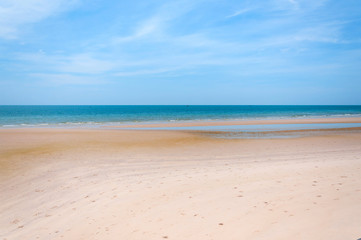 Fototapeta na wymiar Beautiful blue sea and white sand beach in Hua Hin, Thailand.