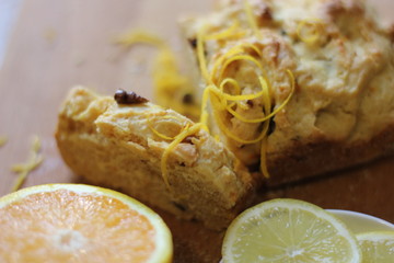 кусок апельсинового кекса  на столе