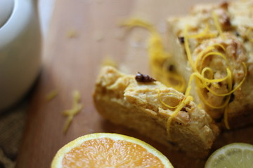 кусок апельсинового кекса  на столе