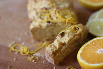 апельсиновый кекс с апельсинами на столе