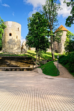 Burg im Schlosspark Cesis, Lettland 