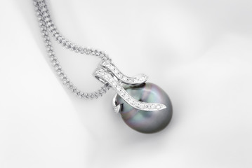 White gold pendant with tahitian pearl and diamonds