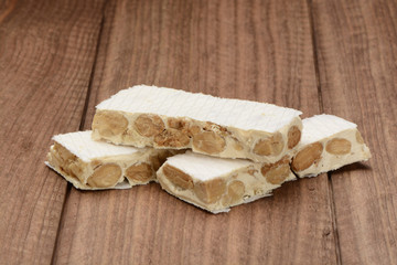 Turrón duro sobre fondo de madera