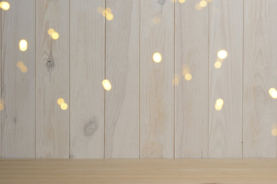 Luces Desenfocadas Sobre Un Fondo De Madera Blanca