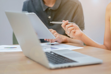 Fototapeta premium bliska bizneswoman wskazując na tablecie w celu wyjaśnienia danych współpracownikowi, koncepcja pracy zespołowej