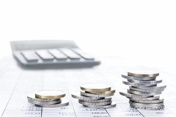 Finanzen, Euro, Stapel von Euromünzen und Taschenrechner auf einer Tabelle, Hintergrund