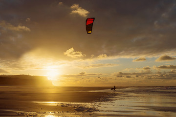 kitesurfeur au coucher du soleil
