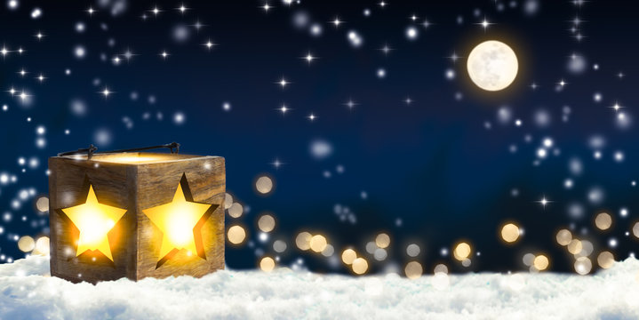 laterne in weihnachtlicher  schneelandschaft