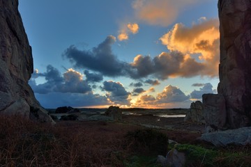 Paysage de Bretagne à Plougrescant lors d'un coucher de soleil sur la mer