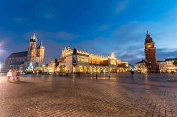 Obraz premium St Mary's church, Cloth Hall and Town Hall tower on the Main Market Square in Krakow, illuminated in the night