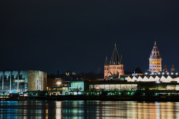 Fototapeta na wymiar Rathaus und Dom von Mainz in der Nacht